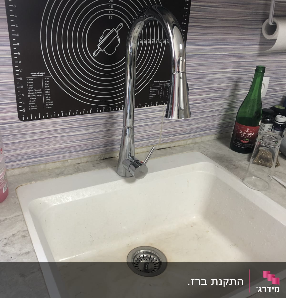 ברז נירוסטה מעל כיור מטבח לבן